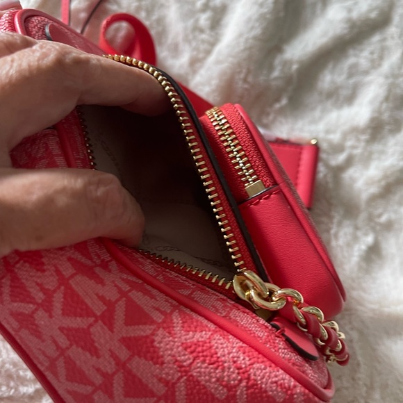 BNWT Michael Kors Elliot Utility Crossbody Bag in dahlia - Picture 7 of 9
